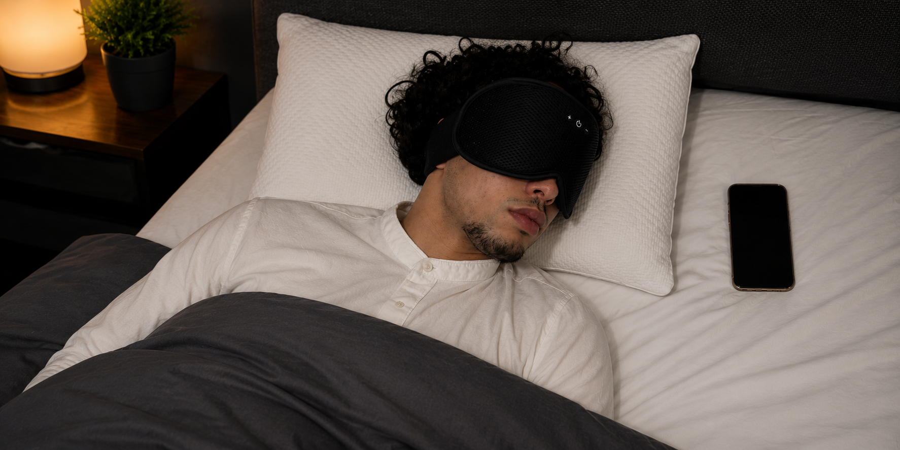 Homme qui dort avec un masque contre les acouphènes